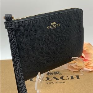 COACH Corner Zip Wristlet Black/Light Gold